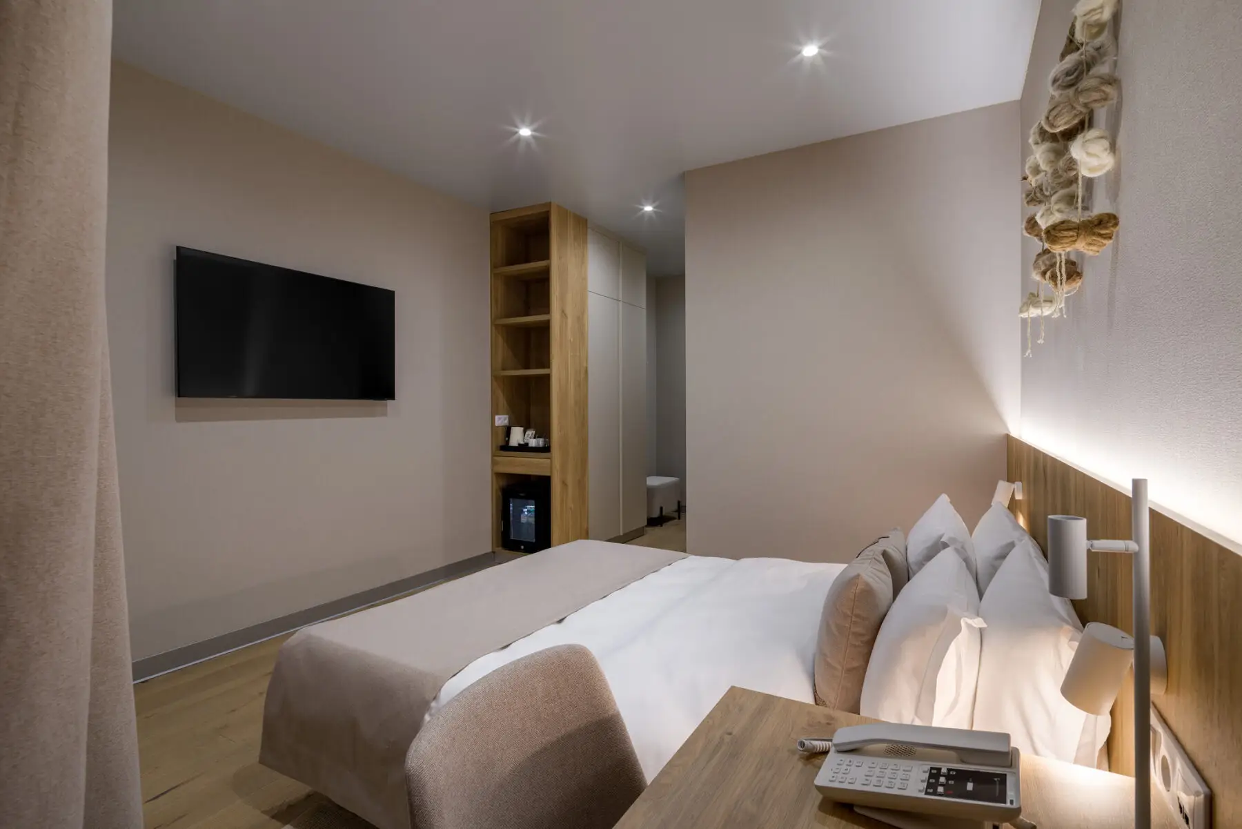 Напівлюкс у Rikka Khust &mdash; комфортний номер із атмосферою Закарпаття &ndash; Зображення 20